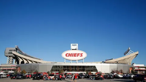 伯恩茅斯揭幕新训练场，太阳报赞：似007基地重现