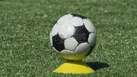 皇家贝蒂斯逼平皇马，本泽马点球引争议，皇马连平巴萨差距扩至9分